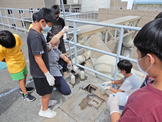 淡水水資源回收中心提供專為學生設計的主題課程，讓學生了解污水如何進行處理及循環利用。   圖：新北市環保局提供