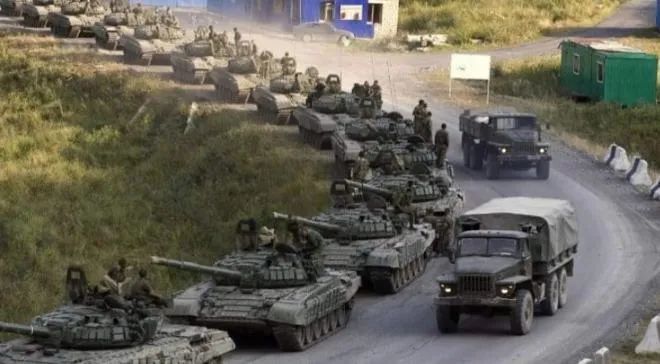 俄軍在烏克蘭首都基輔州連綿64公里的坦克部隊。   圖：翻攝自環球時報
