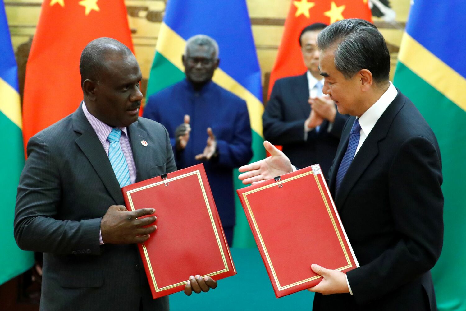2019年10月9日，中國外交部長王毅和索羅門群島外交部長馬內萊一同出席中國北京人民大會堂舉行的簽字儀式。   圖：達志影像/路透社