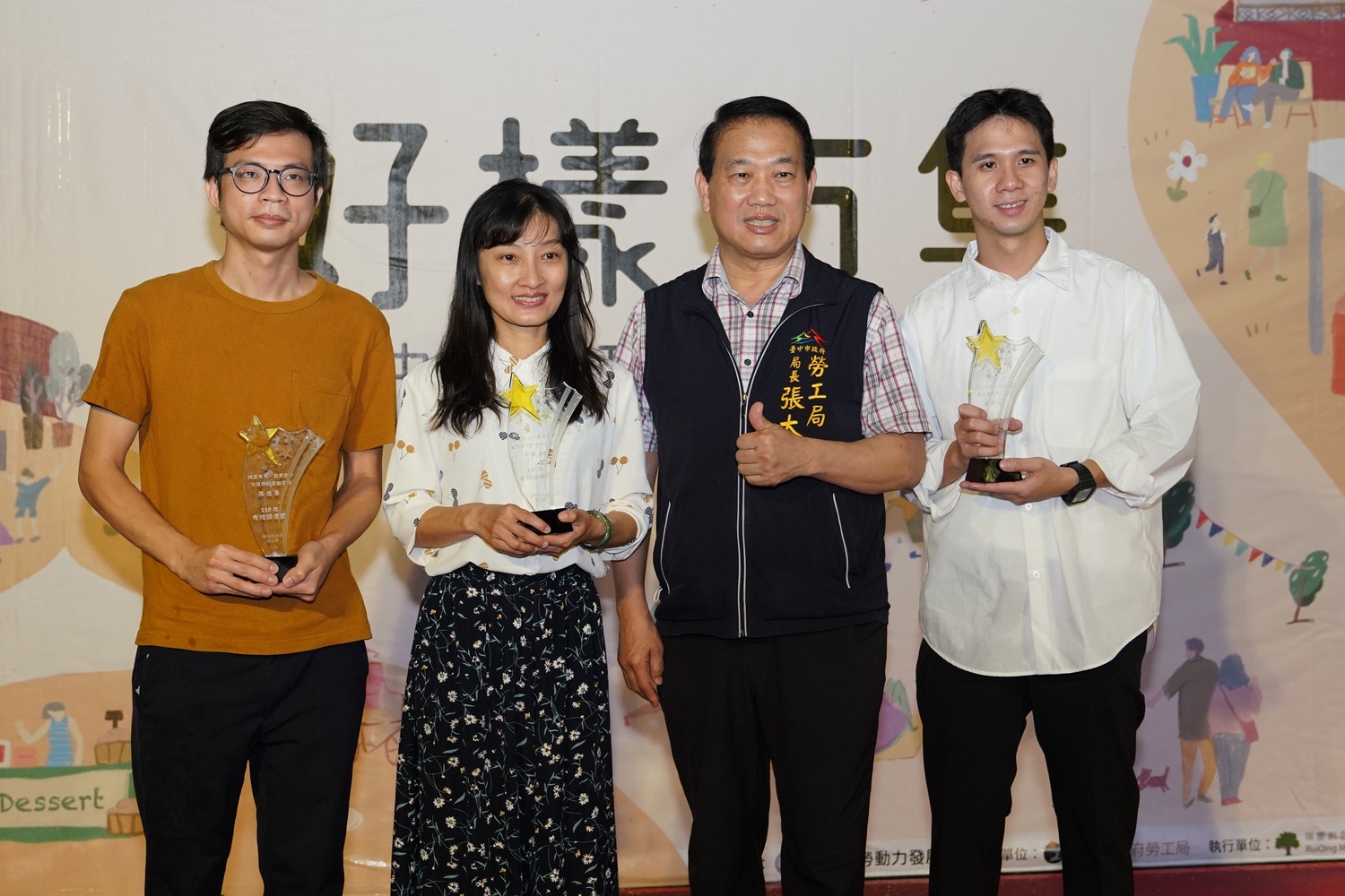 勞工局長張大春（右二）表揚三位獲獎青年。   台中市政府/提供