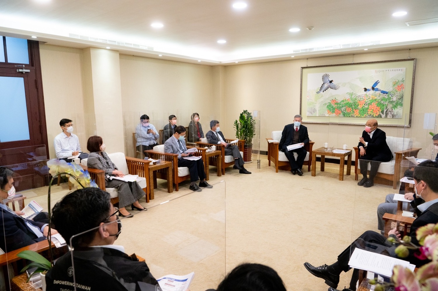 蘇揆：設置篩檢站並安排分流 調度相關部會所需快篩試劑