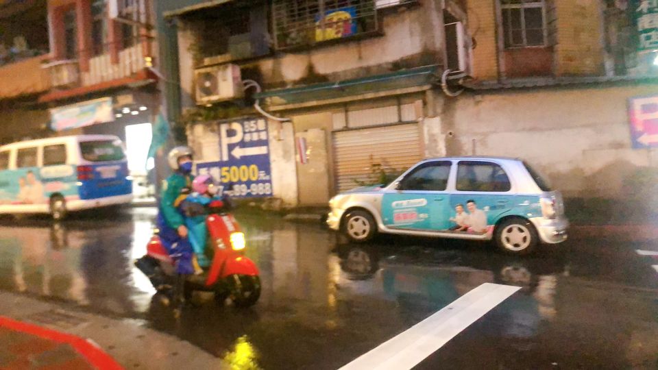 四叉貓「台灣民眾黨陳情信箱」高效率！議員參選人違停多日秒移車