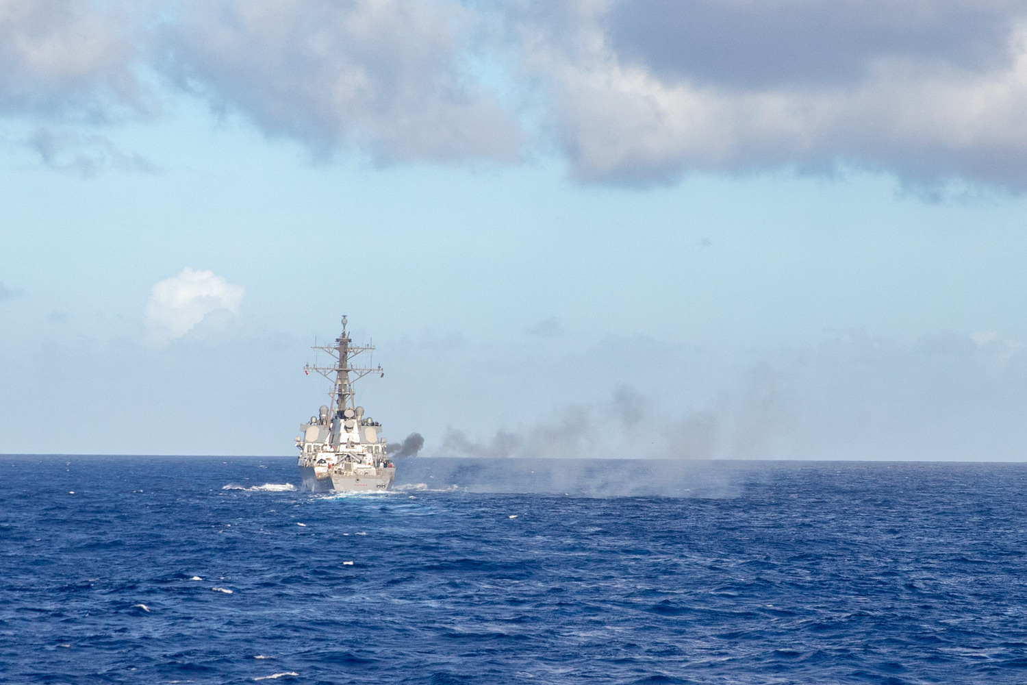 美國海軍推特釋出3月20至24日美軍第7艦隊艦艇在南海實彈射擊照片。   圖：翻攝U.S. Navy推特