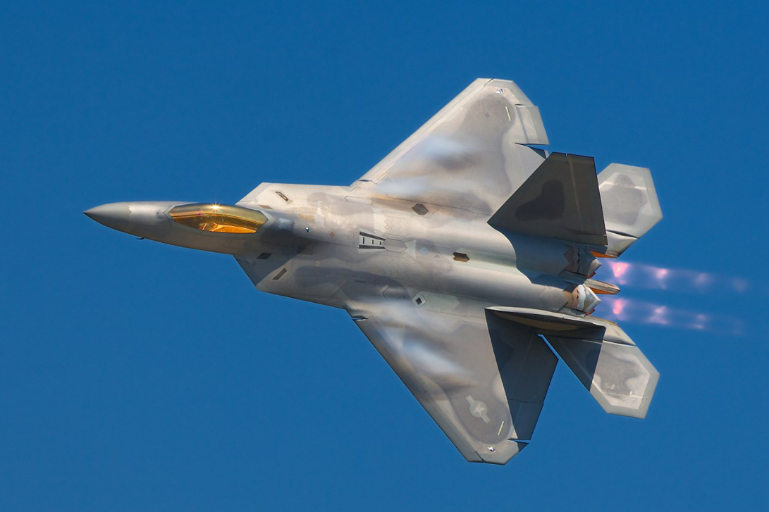 F-22「猛禽」是世界上第一款量產的第五代匿蹤戰鬥機，每架 F-22 的成本粗估是 3.61 億美元。   圖：擷取自wiki