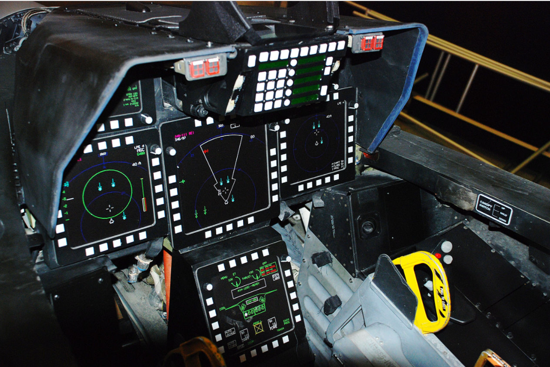 F-22 擁有數位化儀表板，是當代最先進、造價昂貴戰鬥機之一。   圖：擷取自wiki