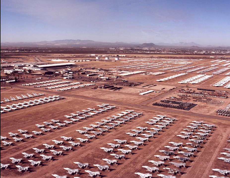 戴維斯-蒙森空軍基地是目前世界最大的舊軍用飛機存放地，有「飛機墓」的別稱。   圖：擷取自wiki