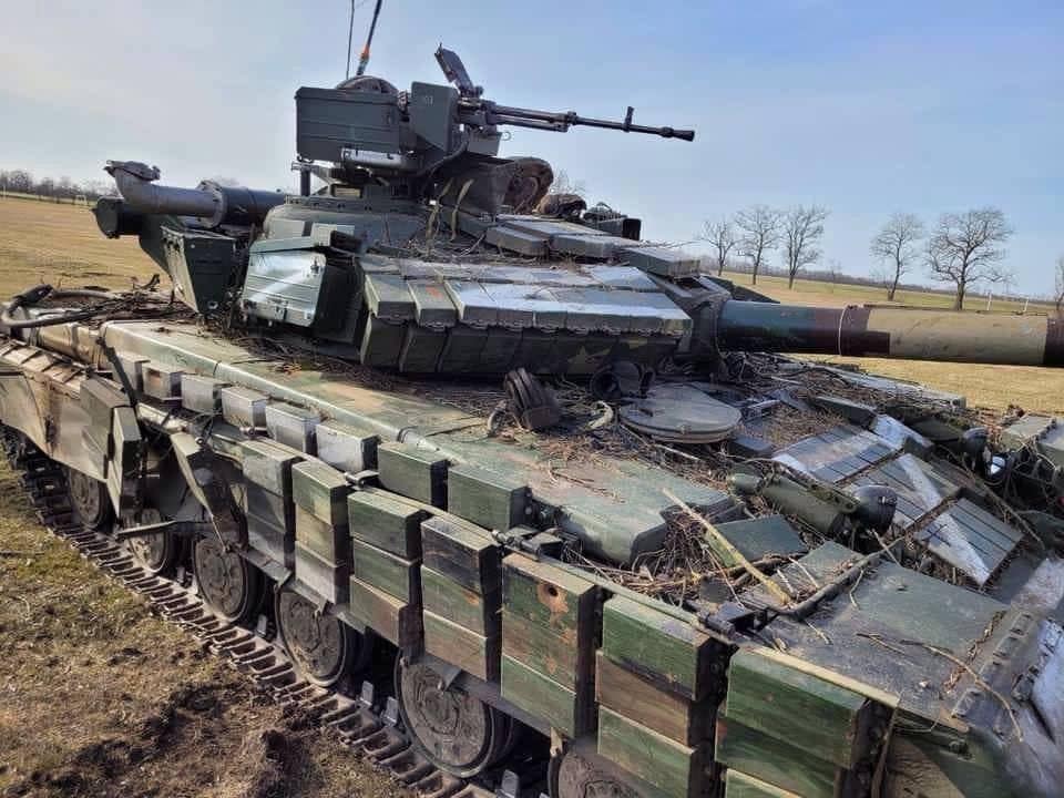 俄軍戰車陷泥淖 烏參謀部諷：專業的俄羅斯人把坦克種在泥地裡