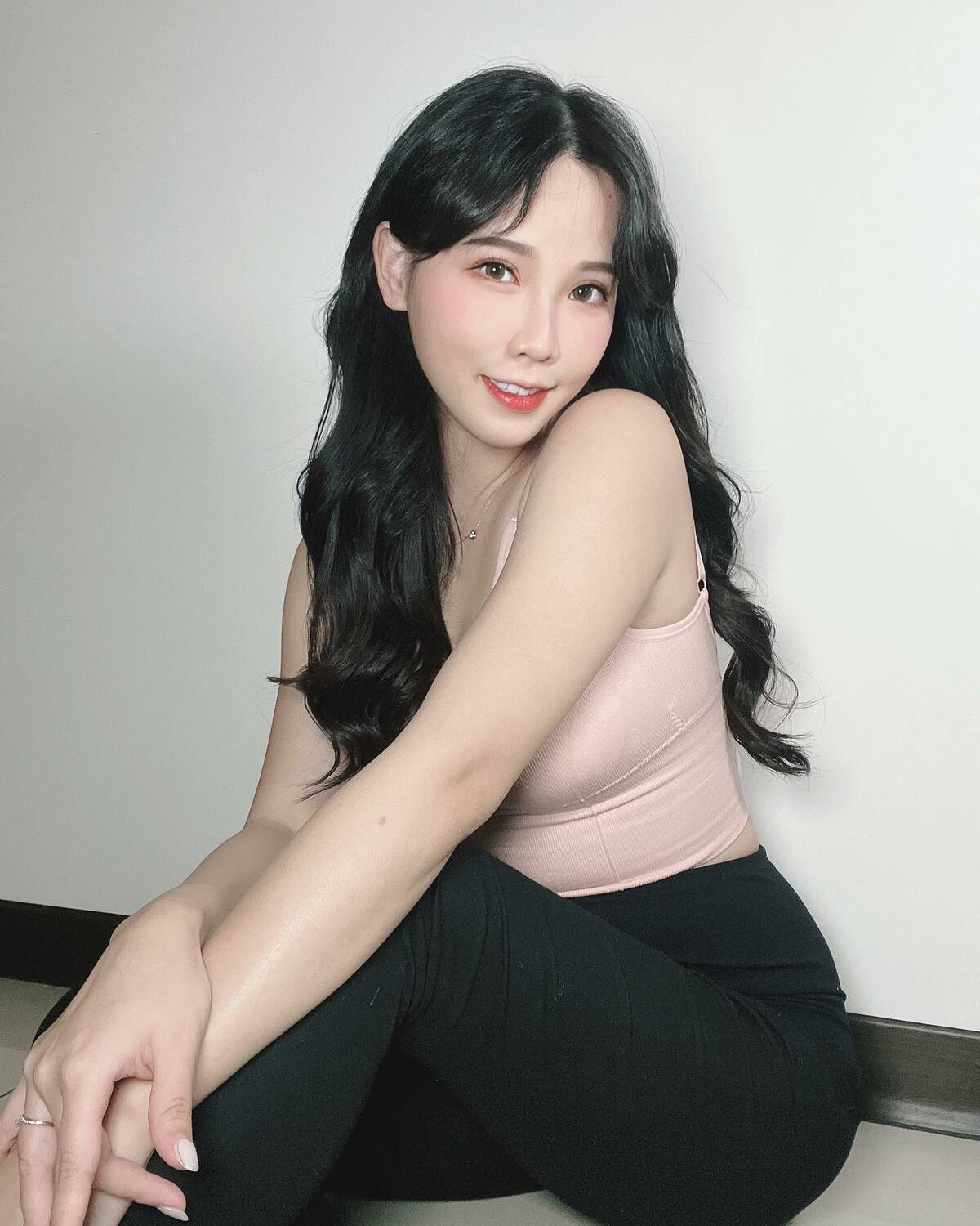 懷孕還有「腹肌」！咪妃運動曬辣腰 網驚：看不到孕肚