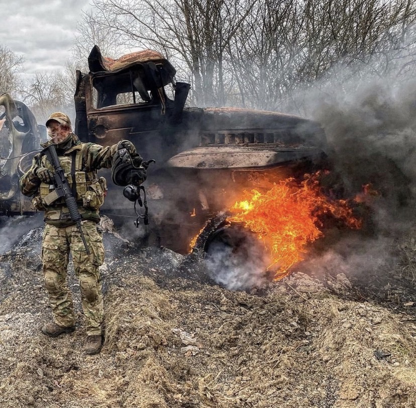 俄軍補給油罐車遭烏軍焚毀。   圖：截自推特＠UAWeapons