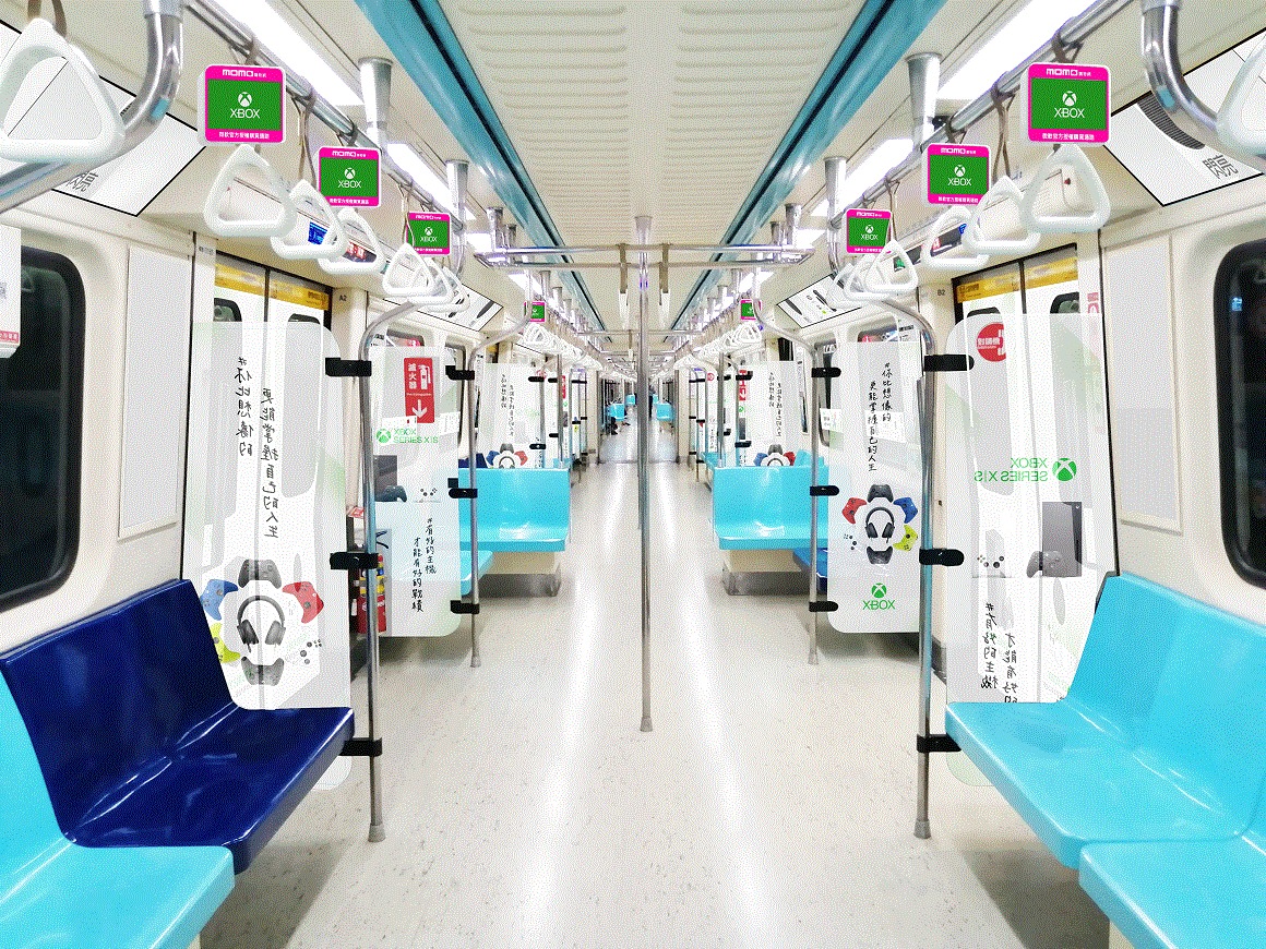 微軟數位列車的 Xbox 專屬捷運車廂中可看見次世代主機及各式遊戲配備的身影 圖：台灣微軟/提供