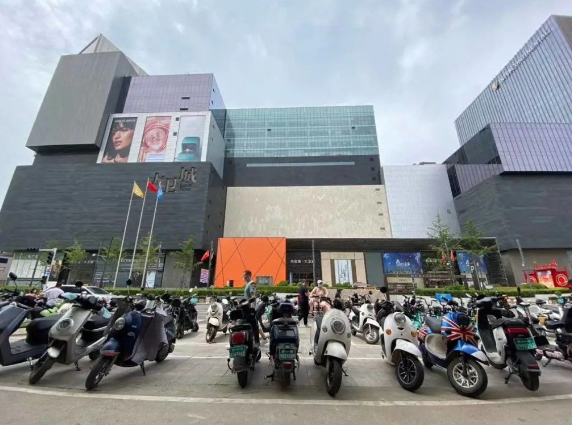 疫情擋不住狂買潮！ 鄭州愛馬仕開幕 民眾排隊四小時搶購一空