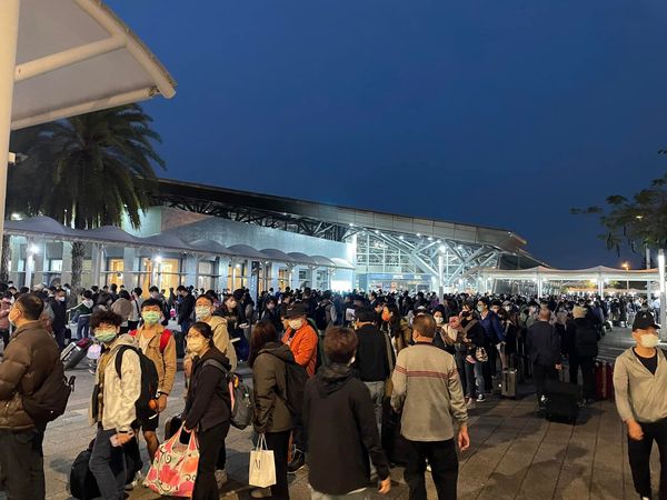 高鐵台南站內外擠滿返鄉旅客。   圖：翻設記者爆料網