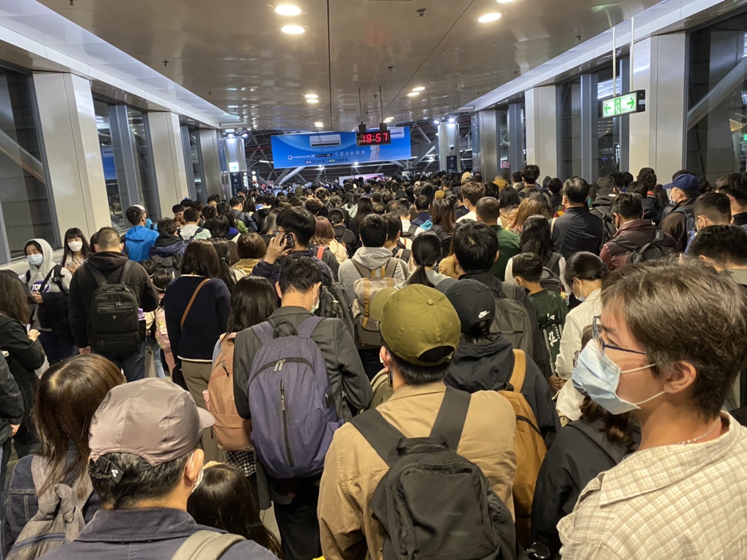 雙鐵停駛民眾擠爆車站內外 藍委卡台南高鐵站：防疫社交距離都沒了