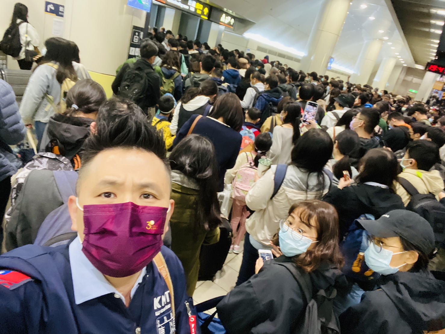 雙鐵停駛民眾擠爆車站內外 藍委卡台南高鐵站：防疫社交距離都沒了
