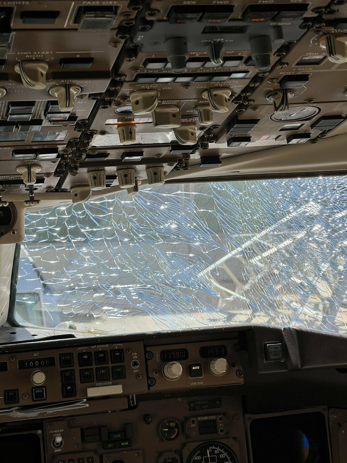 一萬公尺高空驚魂！美波音飛機擋風玻璃破裂 緊急降落丹佛
