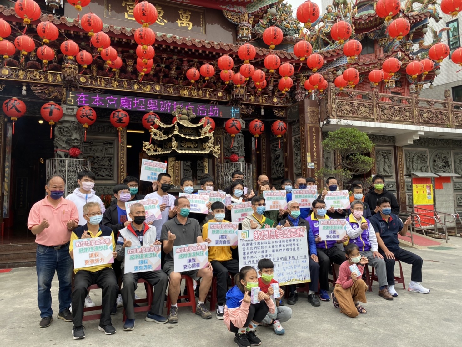 受惠教懷博愛獎學金 學子送暖為鍾佳濱加油打氣