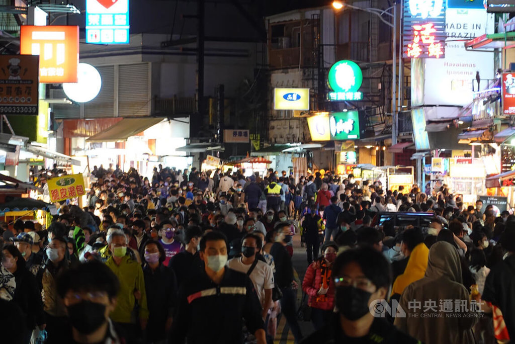 清明連假首日 台灣祭熱唱墾丁大街晚間人潮擠爆