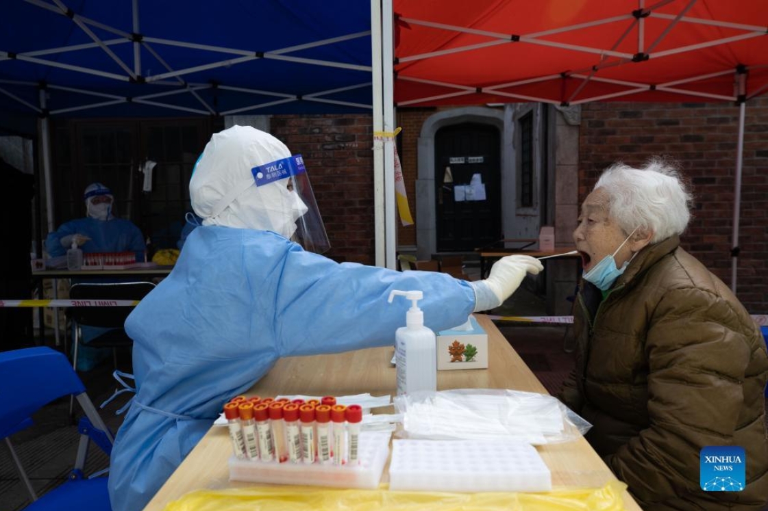 中國疫情嚴峻，民眾進行核酸檢測。   圖 : 翻攝自新華社