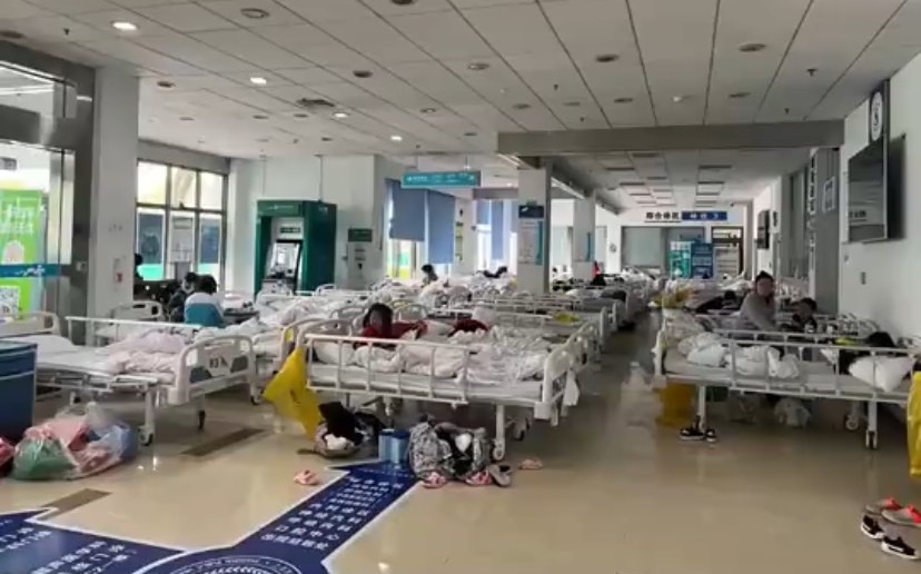 中國新增病例創單日新高！上海嬰童集中隔離「一床擠3孩」 網批：草菅人命