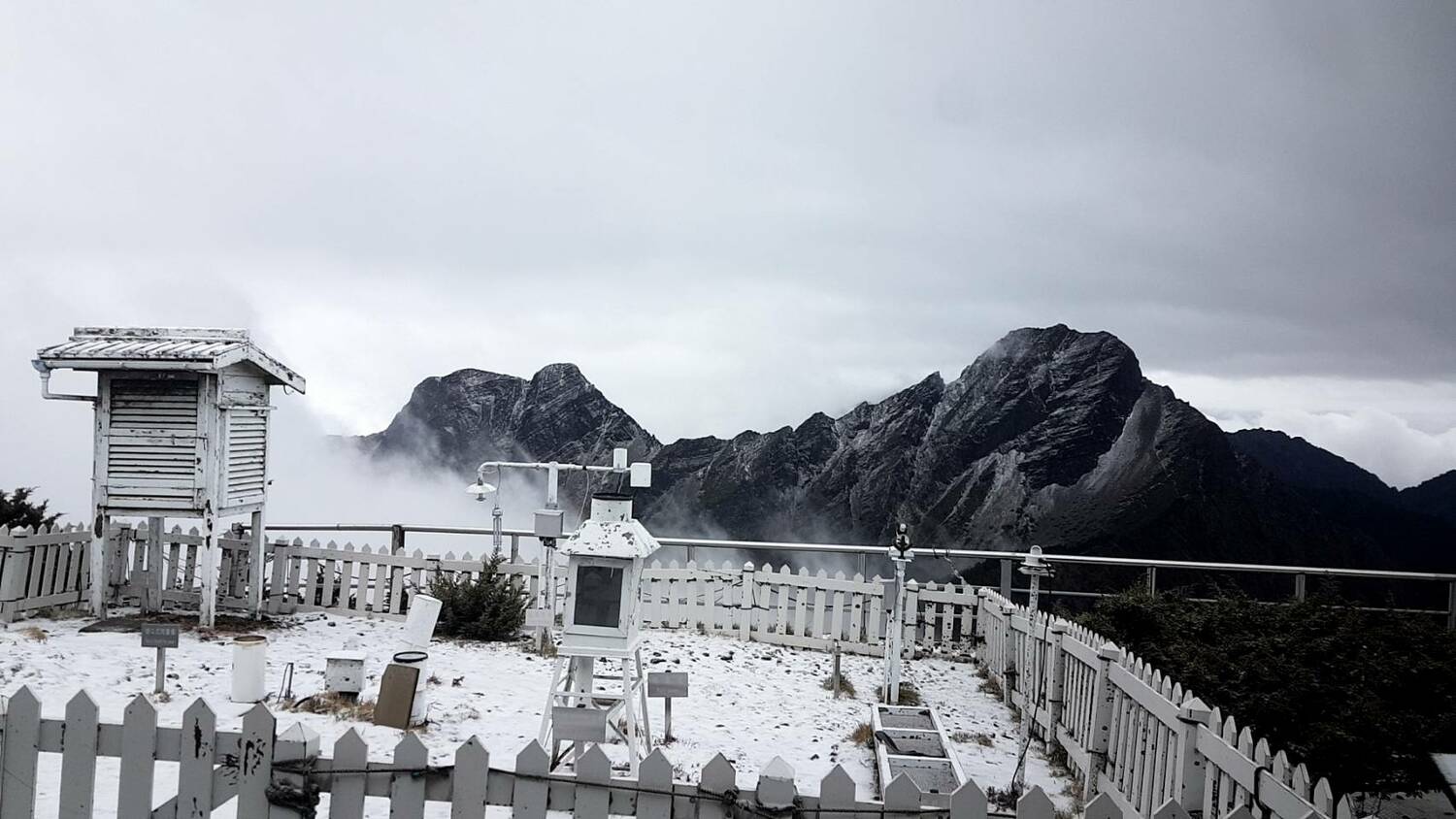 突降4月雪！玉山50分鐘化身銀白世界