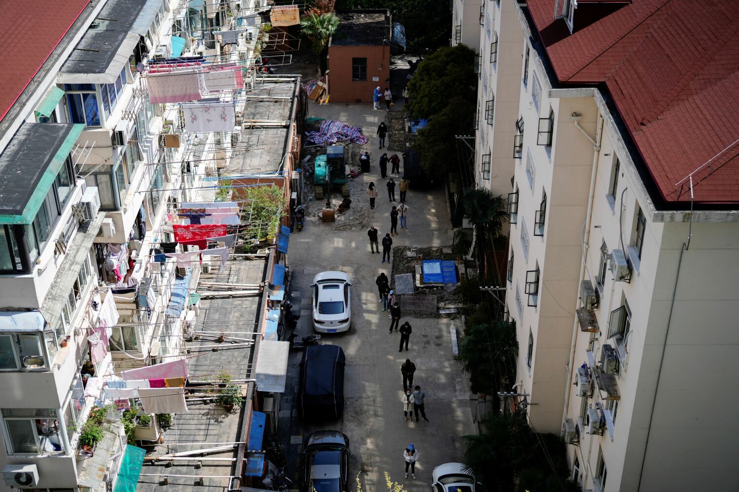 上海居民在住宅區排隊進行核酸檢測。   圖：達志影像/路透社（資料照片）