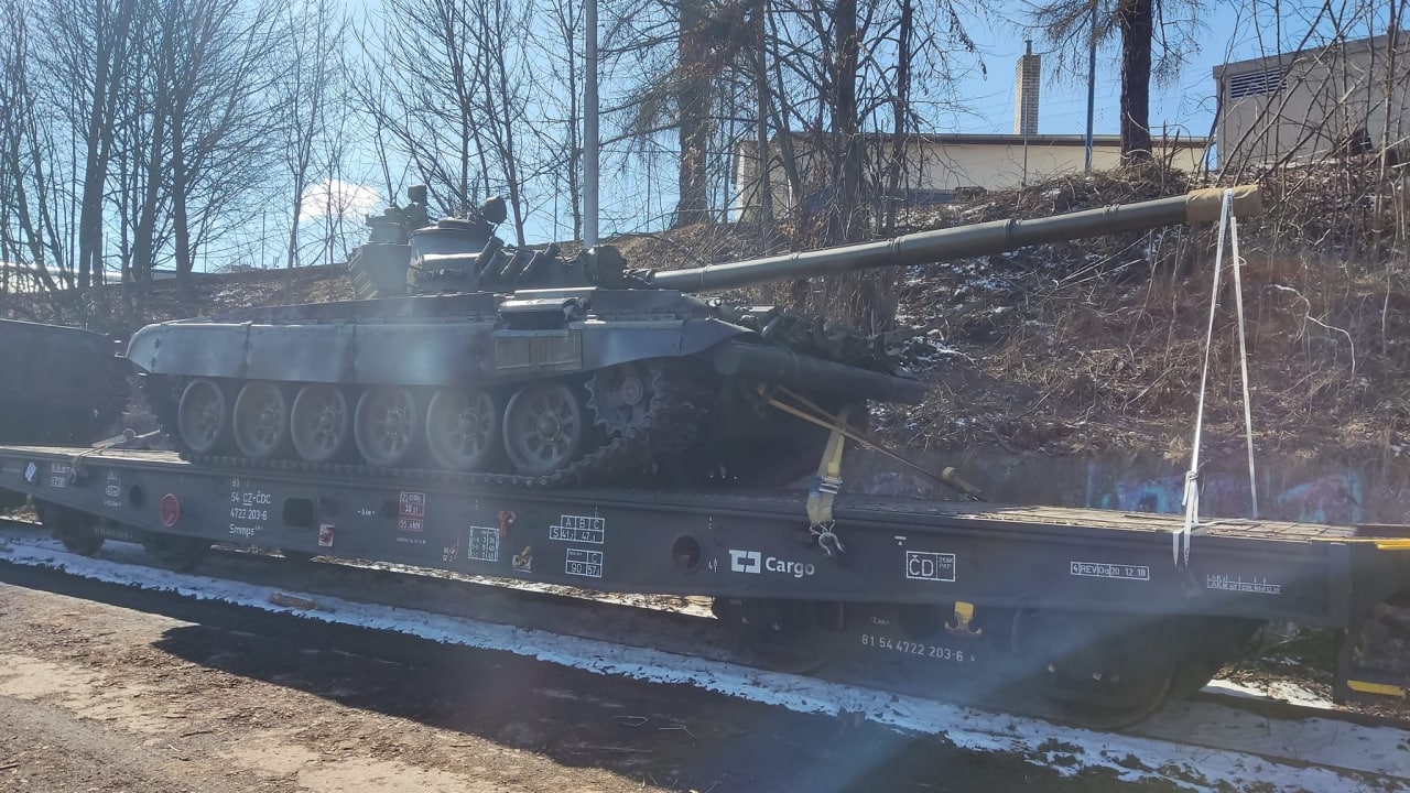 打破北約不插手原則! 捷克軍援烏克蘭 用火車將戰車直送戰場