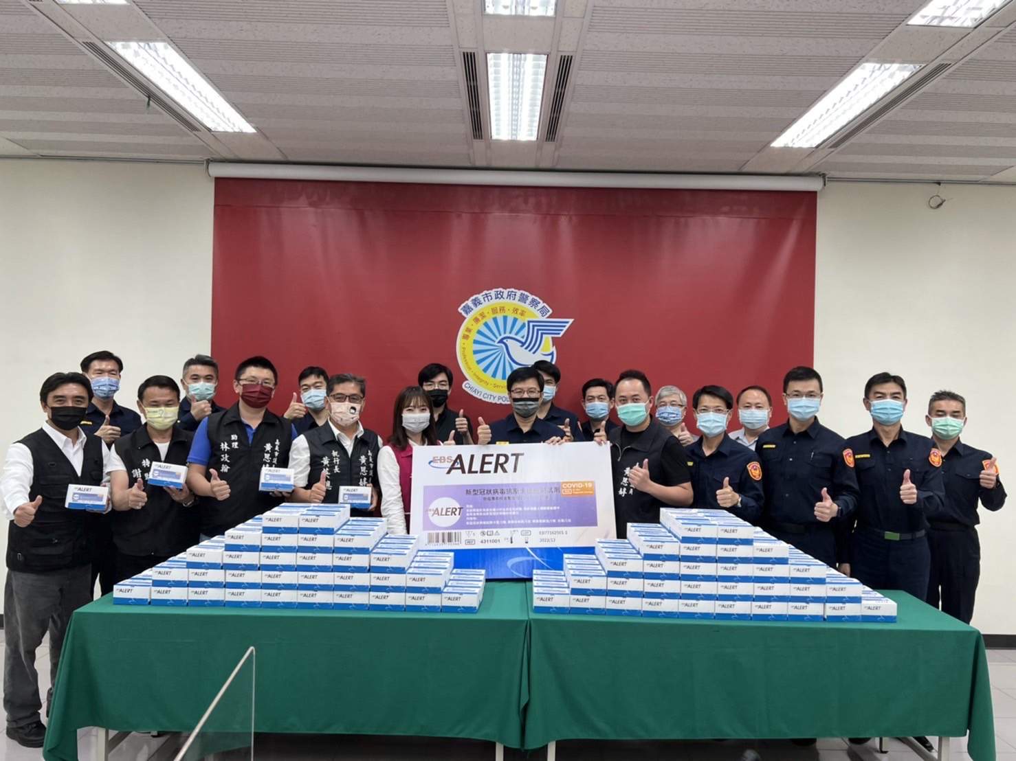 助警抗疫 美女議員率隊捐1200劑快速檢測試劑