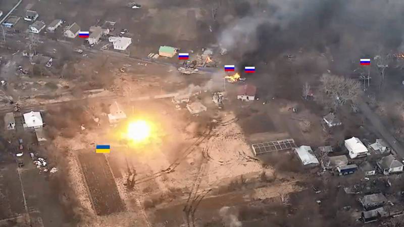 (影)一台烏克蘭坦克向整排俄羅斯裝甲車隊開火 一砲轟爆俄軍運兵車!