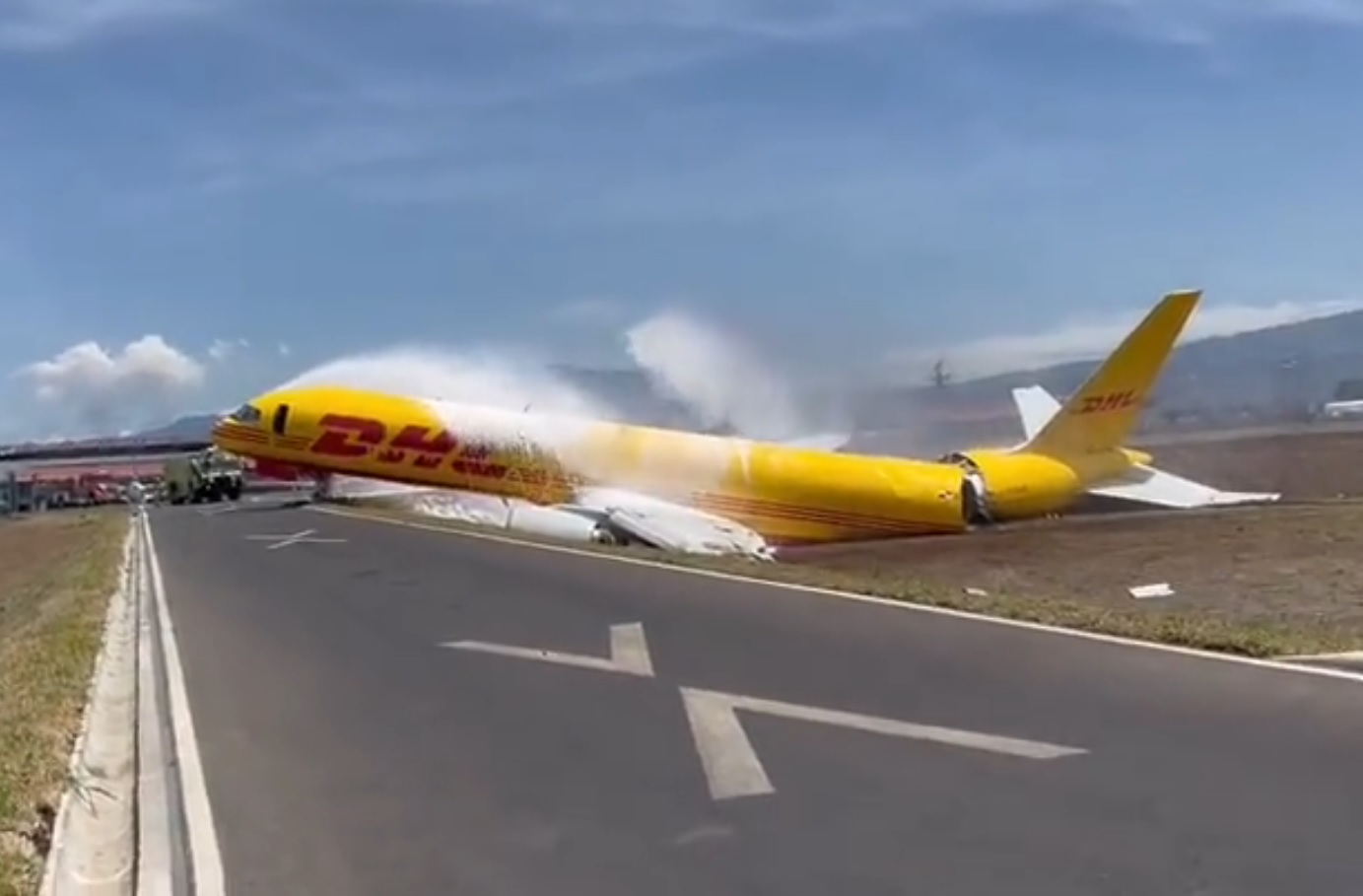 DHL貨機迫降哥斯大黎加機場 機尾斷裂、無人傷