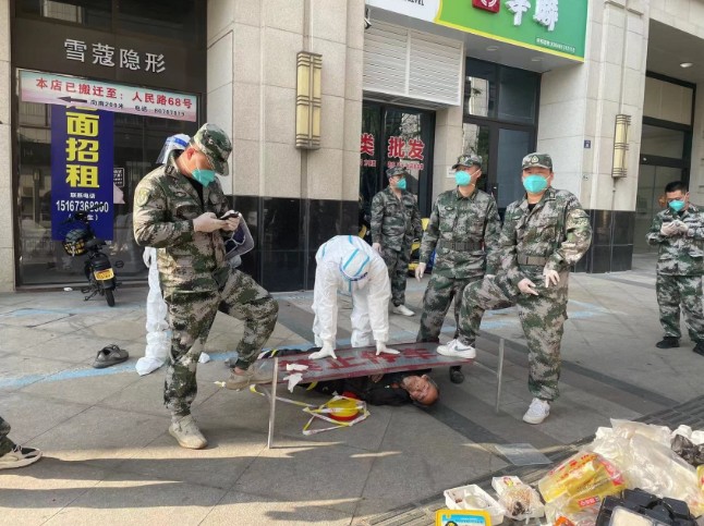 (影)解放軍接管上海防疫！當街踐踏老人 恐怖「大白」抓狂扯髮圍毆