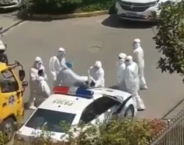 (影)解放軍接管上海防疫！當街踐踏老人 恐怖「大白」抓狂扯髮圍毆