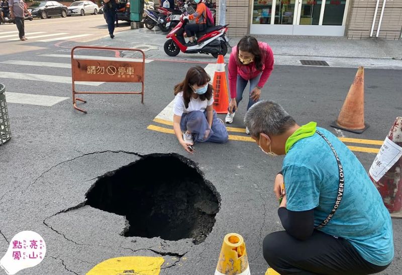 高雄又現天坑！鳳山路面塌陷2米深