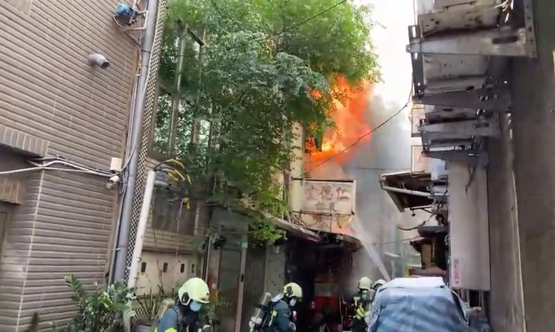 北市宮廟火警！樓板塌陷人員險受困