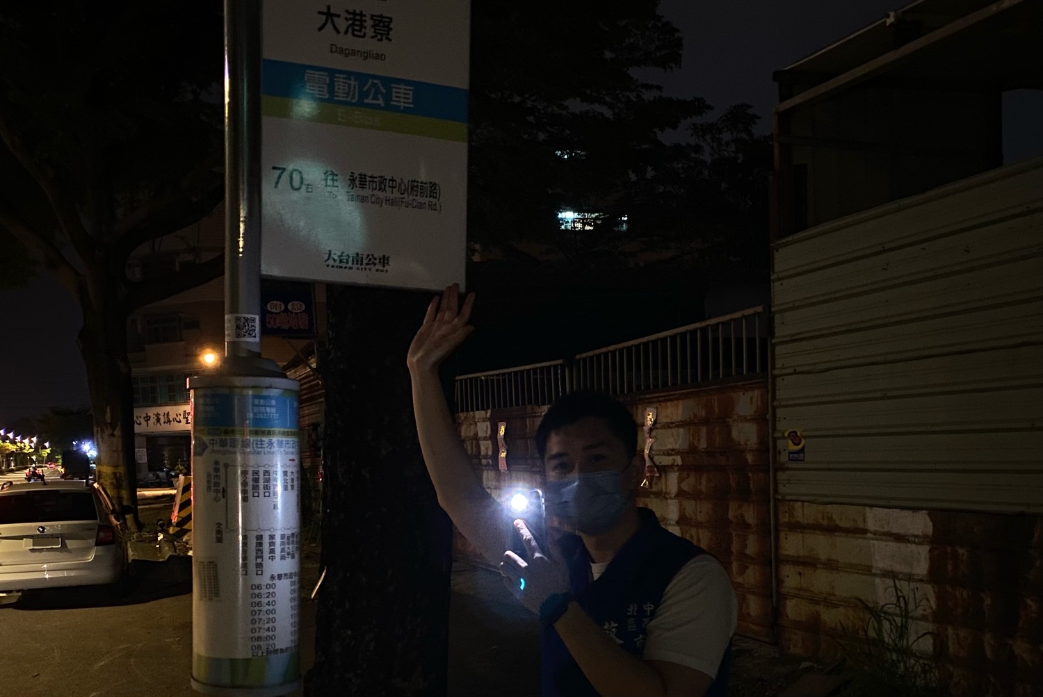市民摸黑搭公車  蔡宗豪籲改善公車站牌照明