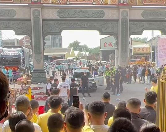 武德宮大亂鬥！失控民眾竟偷開警車