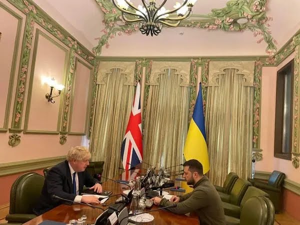 英國首相強生前往烏克蘭首都基輔訪問，並與烏國總統澤倫斯基會面。 圖:翻攝自英國駐烏克蘭大使館推特