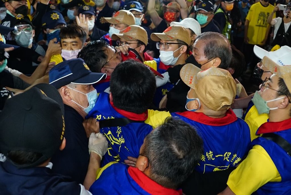 白狼涉率眾搶轎聽到30萬交保笑了 控警｢比美國白人警察打黑人還狠｣
