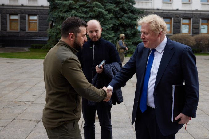 英國首相強生（Boris Johnson, 右）與烏克蘭總統澤連斯基（Volodymyr Zelenskiy, 左）。   圖：翻攝自強生推特（資料照片）