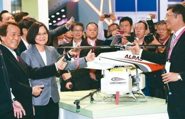 總統蔡英文出席「 5 + 2 產業徵才博覽會」，高度重視本國無人機的發展進程。   圖：羅正方提供