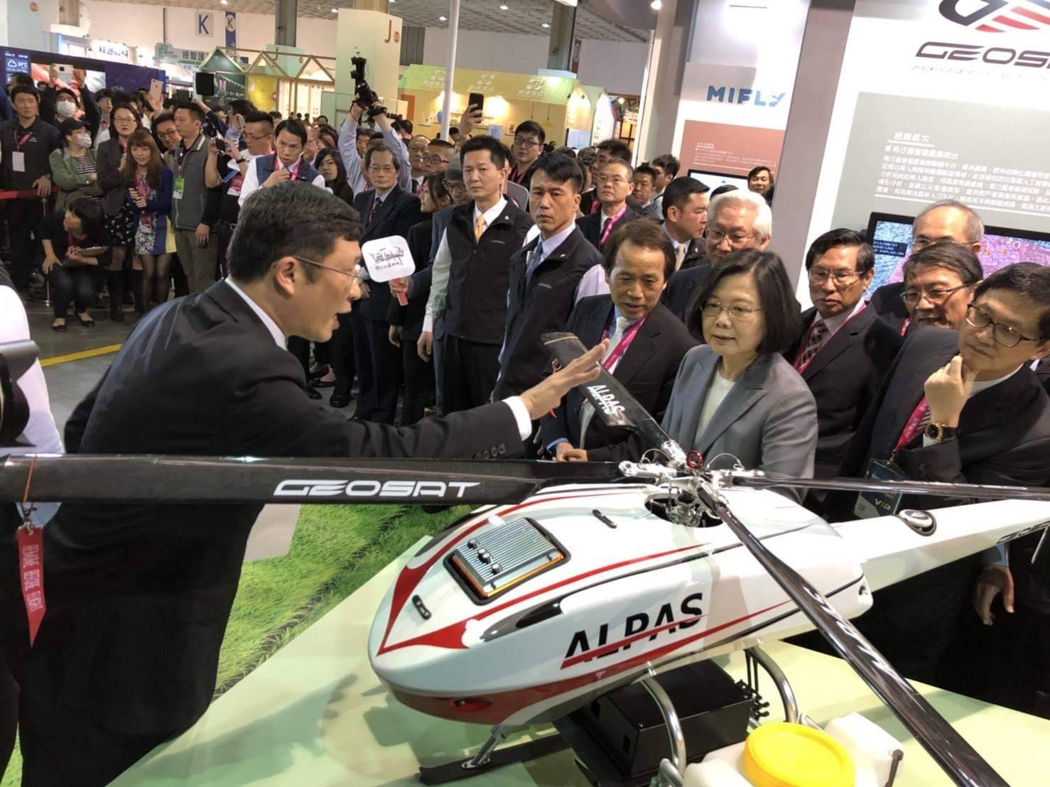 台灣的商用無人機已經開始帶動智慧農噴的新面貌，圖為羅正方向蔡英文介紹無人機。   圖：羅正方提供