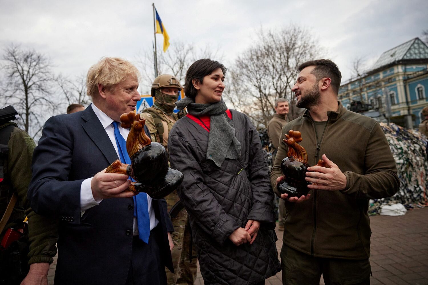 英國首相強生和烏克蘭總統澤連斯基走上基輔街頭，一名來自烏克蘭東北部激烈戰區哈爾科夫的女子，特別送上象徵團結抵抗精神的陶瓷公雞給兩人。 圖：達志影像／路透社（資料照片）