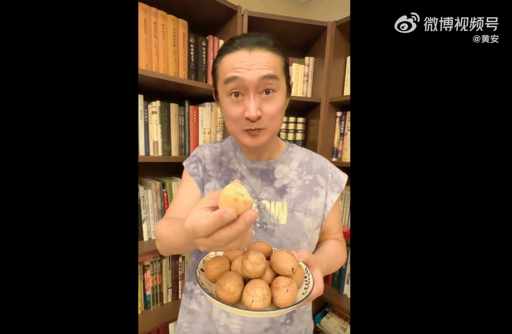 黃安拍影片刻意傻呼呼地吃著蛋給人看諷刺台灣，當下卻有上海市民抱怨沒蛋吃。   圖：翻攝微博