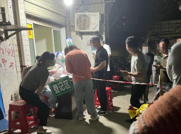 武漢市民連夜做核酸檢測。   圖:翻攝自微博