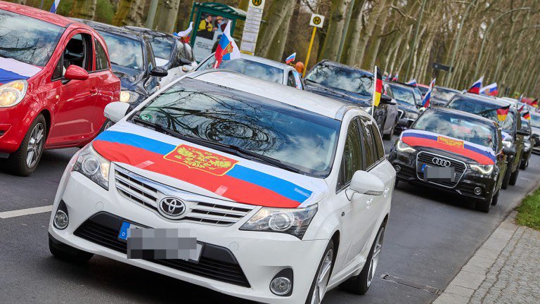 德國挺俄人士組車隊繞行示威  駐德烏克蘭大使：羞恥的遊行