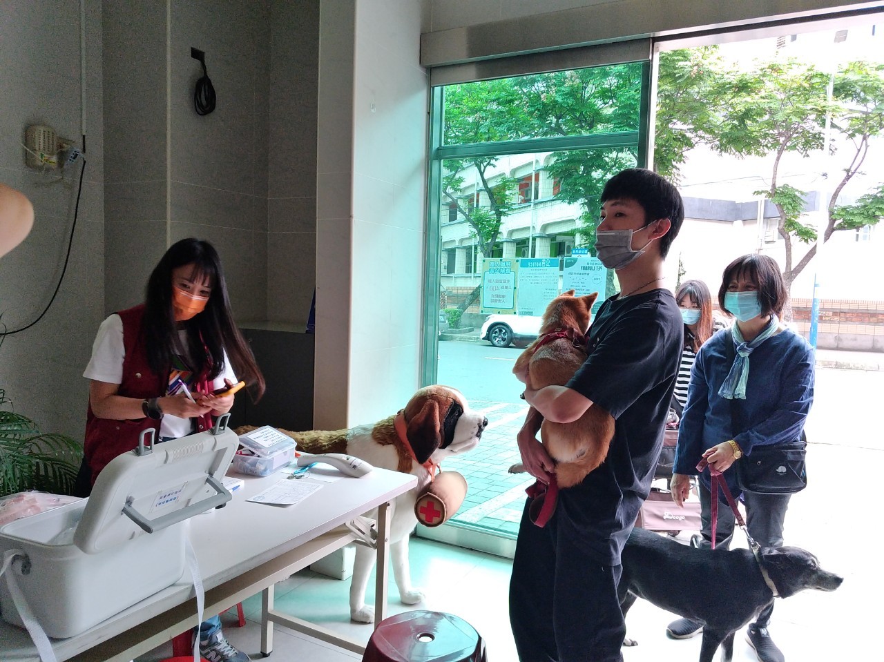 動保處於裕民圖書館現場提供狂犬病疫苗注射服務。   圖：新北市動保處提供