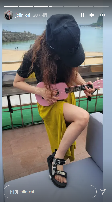 蔡依林海邊穿開衩秀長腿！背面狂露「性感腰線」辣爆