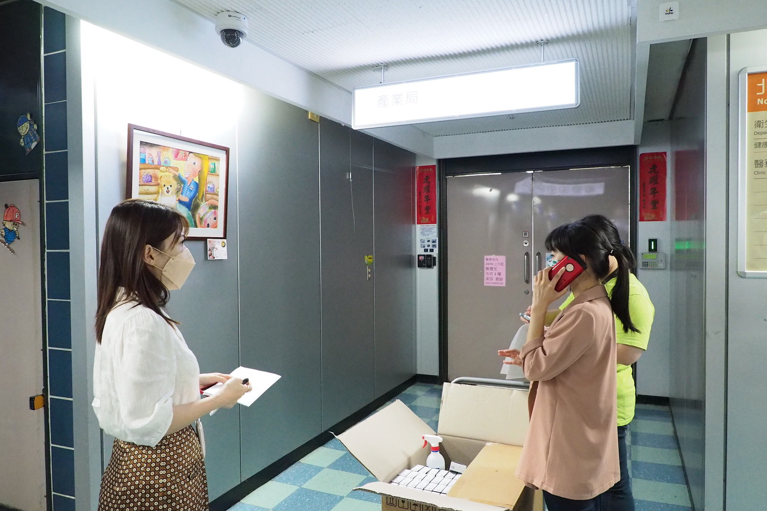 快訊》北市府產發局1員工確診 送快篩劑進10樓篩檢