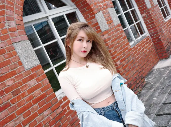 巨乳撐爆上衣！阿樂一轉身美背全洩 網敲碗：希望衣服前後反穿