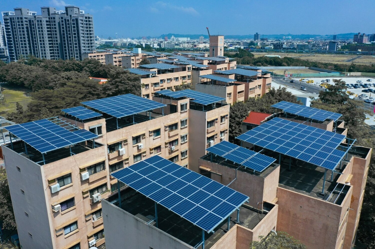 環團表示，屋頂光電可說是對環境及社會影響最小的方案，透過使用既有建物的屋頂，是對環境最為友善、最綠的綠電。   圖：地球公民基金會提供