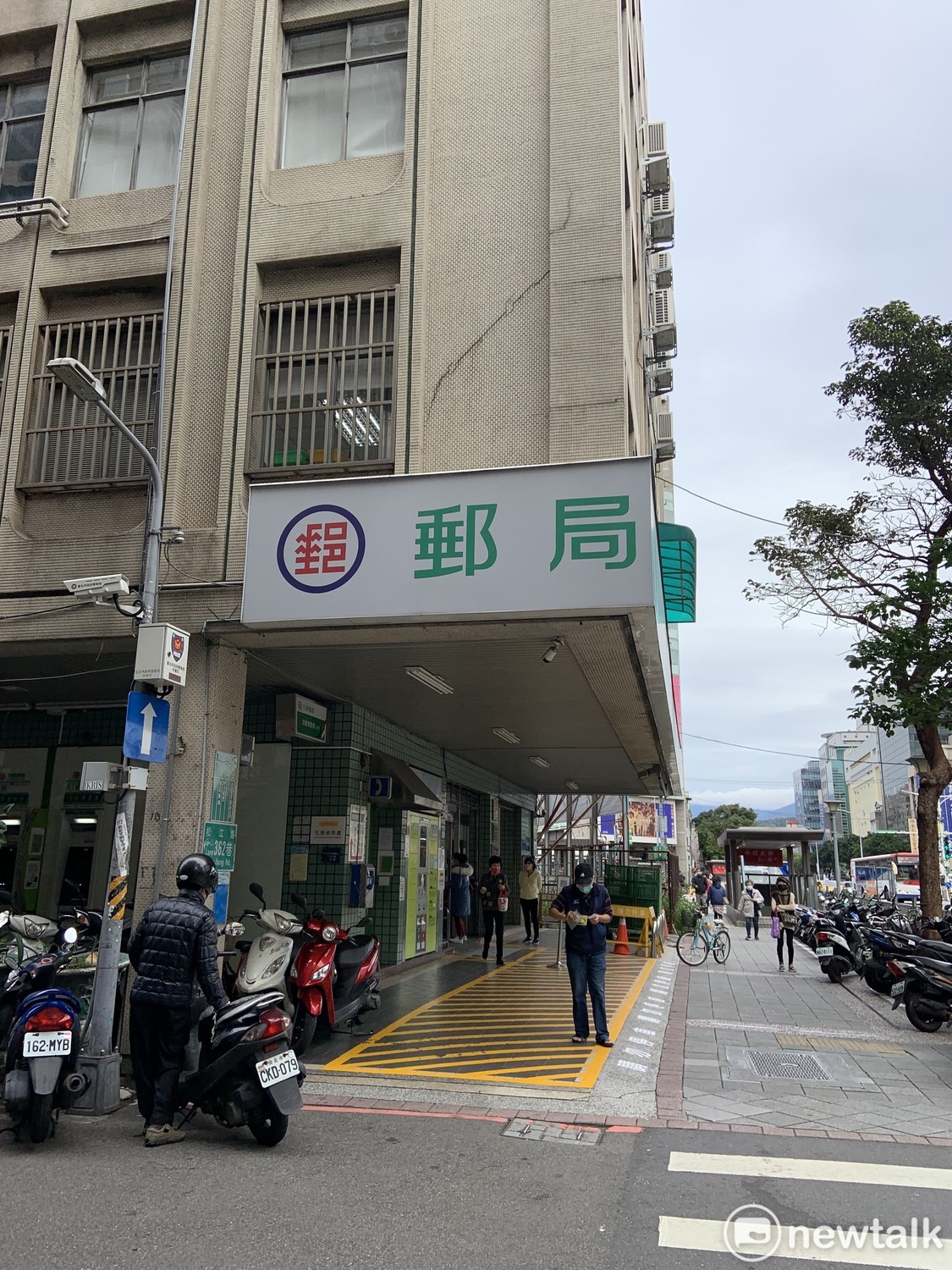 台北市松江郵局窗口人員確診，今日停業緊急清消（資料照）。   圖：張家寧／攝